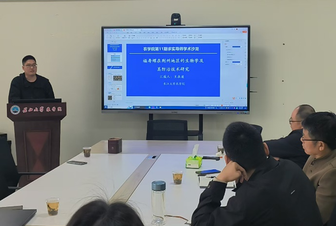 一群人在看电脑 AI 生成的内容可能不正确。